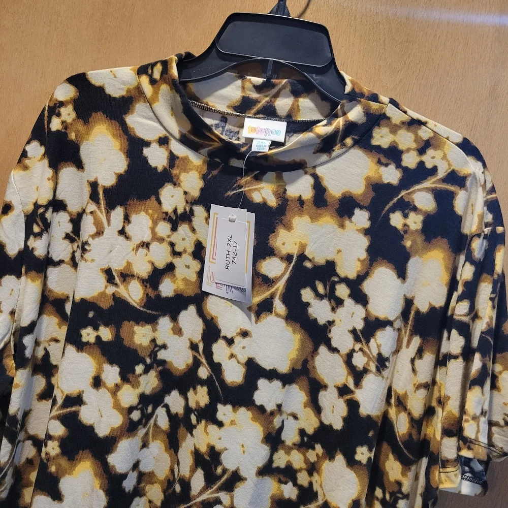 LulaRoe Ruth Top - Picture 3 of 4